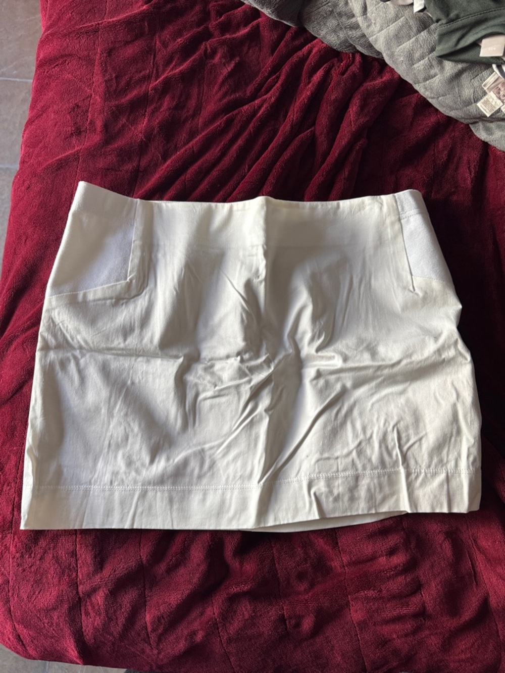 BCBGMaxAzria stretchy White Skirt with Branded Waistband